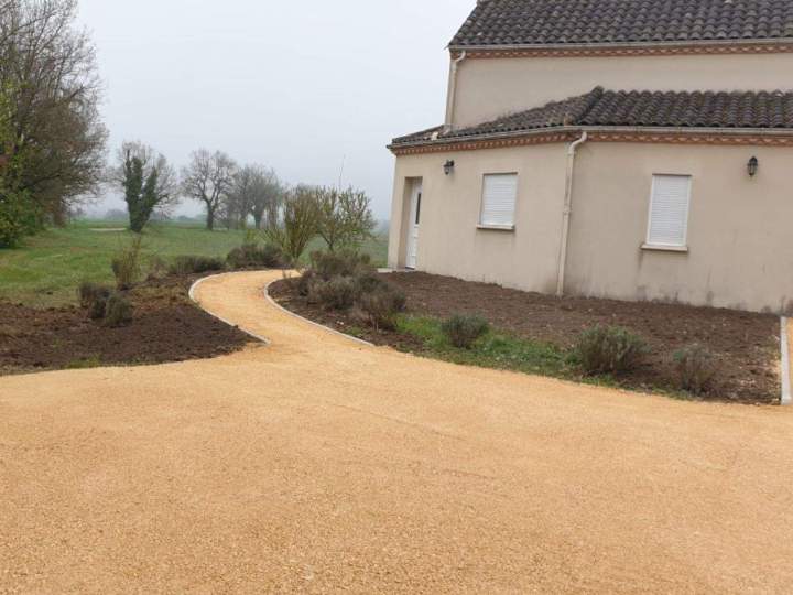 Aux petits soins pour vos chemins, cours & allées